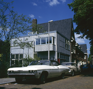 852430 Gezicht op de door Gerrit Rietveld ontworpen Chauffeurswoning (Waldeck Pyrmontkade 20) te Utrecht, met op de ...